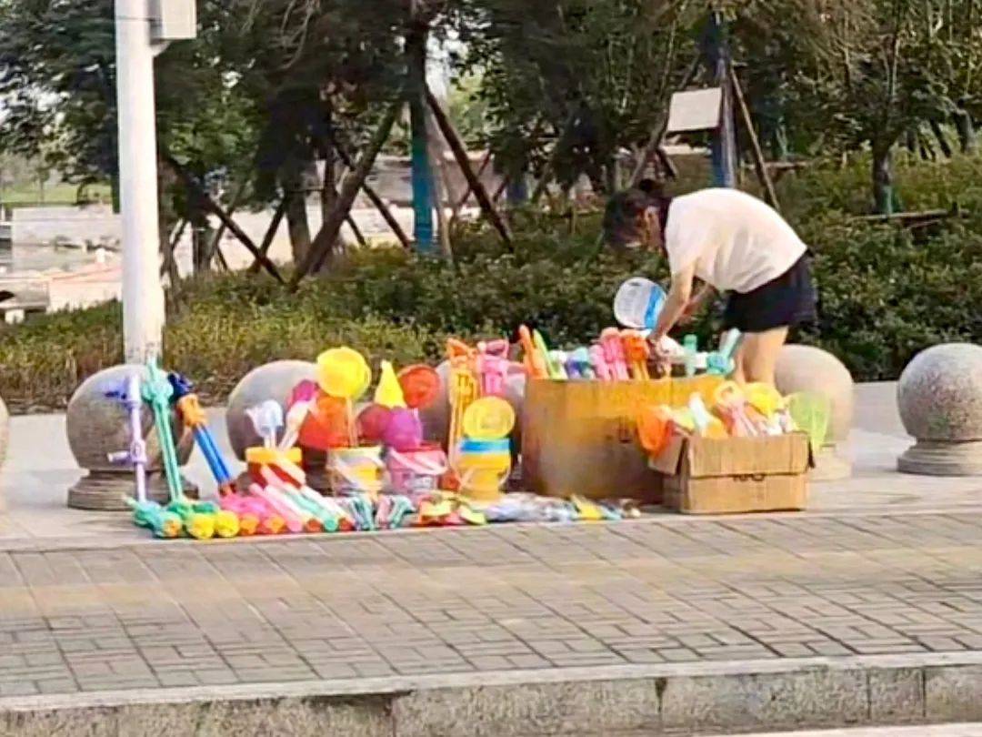 皇冠信用盘在线开户_安徽14岁女孩暑假摆摊卖玩具25天赚2000元皇冠信用盘在线开户,家长:本意是锻炼孩子,走红后竞争多生意下滑