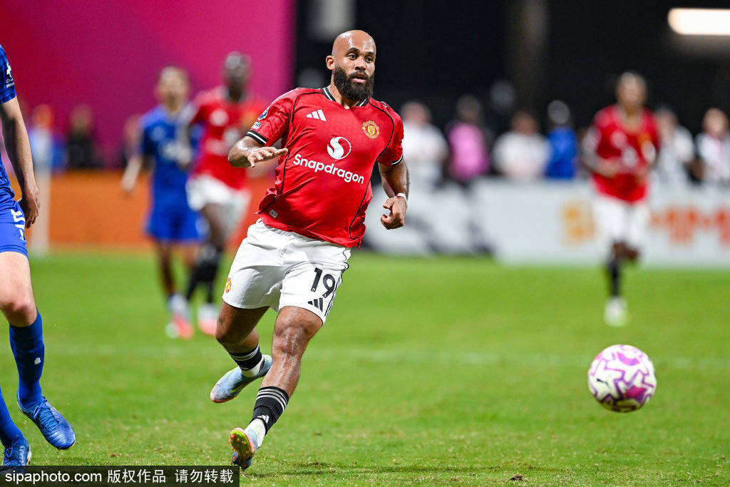 皇冠信用網会员_肚子有点大皇冠信用網会员!曼联新援姆贝莫引热议 球迷:身材和我差不多