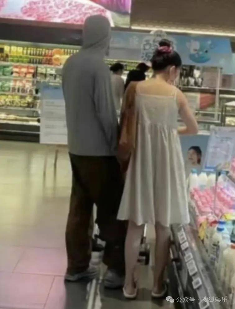 皇冠代理联系方式_离婚三年又被拍到亲密逛超市皇冠代理联系方式,他俩这是纯带娃还是真复合了?