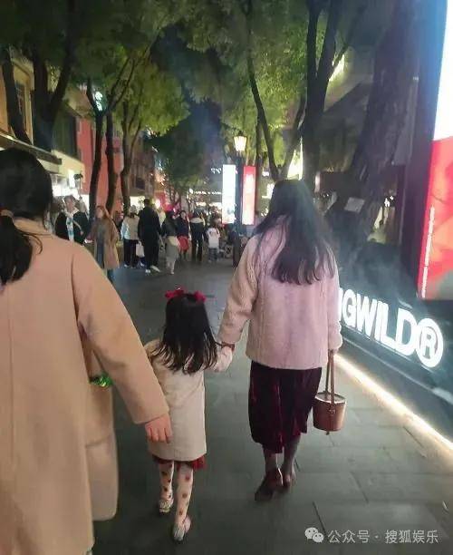 皇冠代理联系方式_离婚三年又被拍到亲密逛超市皇冠代理联系方式,他俩这是纯带娃还是真复合了?