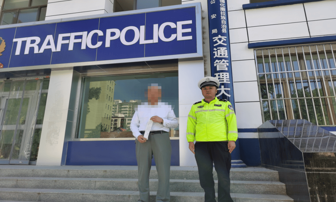 皇冠信用網开户_惊险皇冠信用網开户！青海一女童竟端坐在行驶中的轿车车顶！