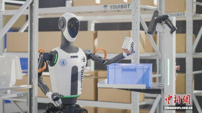 皇冠信用网代理注册_人形机器人“凌枢”在合肥发布 可实现跨场景集群作业