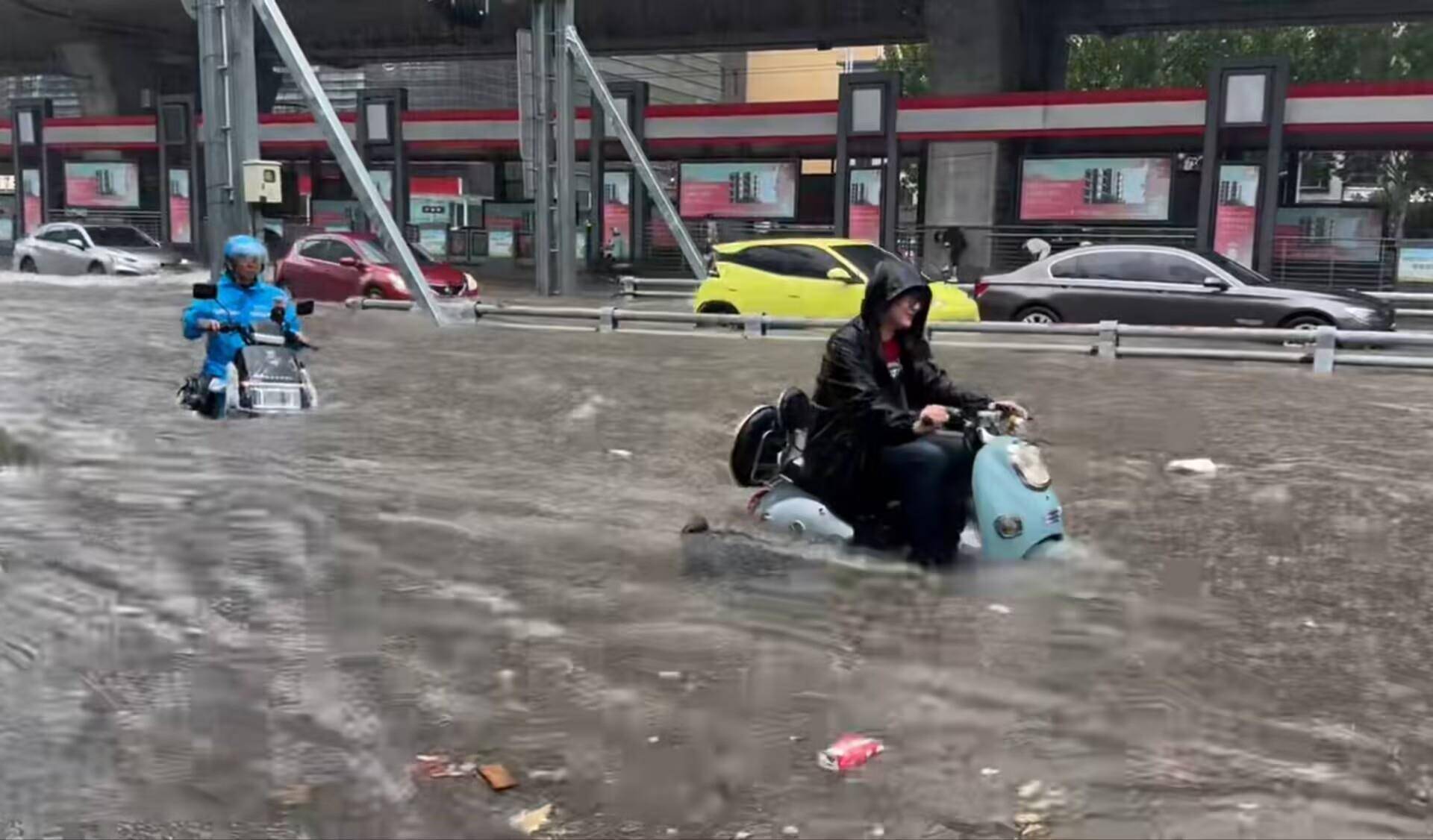 怎么开皇冠信用網_郑州暴雨致多处道路积水怎么开皇冠信用網,商户称半小时积水已没过膝盖,一企业用沙袋挡水并帮助涉水市民