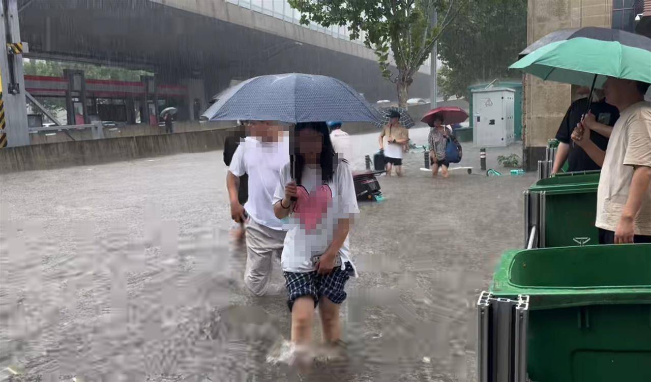 怎么开皇冠信用網_郑州暴雨致多处道路积水怎么开皇冠信用網,商户称半小时积水已没过膝盖,一企业用沙袋挡水并帮助涉水市民