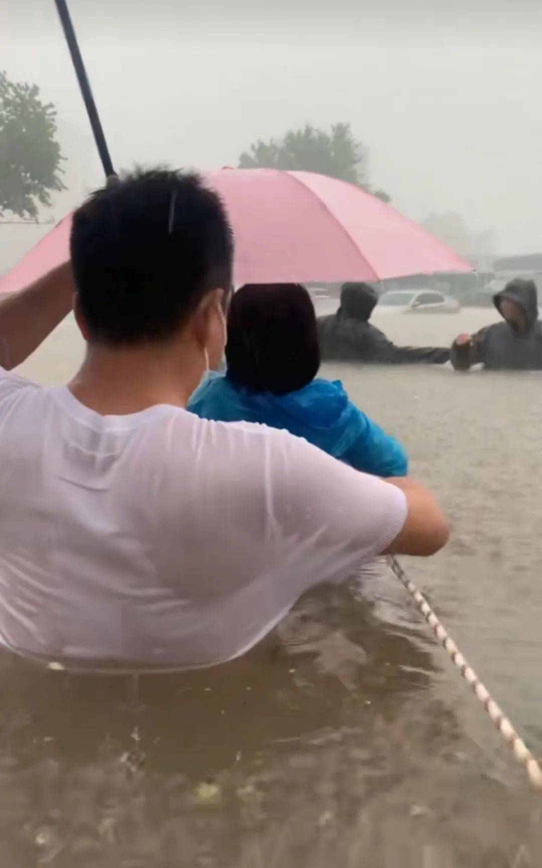 皇冠信用網如何开户_郑州暴雨致京广路隧道被淹皇冠信用網如何开户,亲历者:车是飘起来的,很害怕,有人爬梯子离开 2021年也曾淹没多台车辆