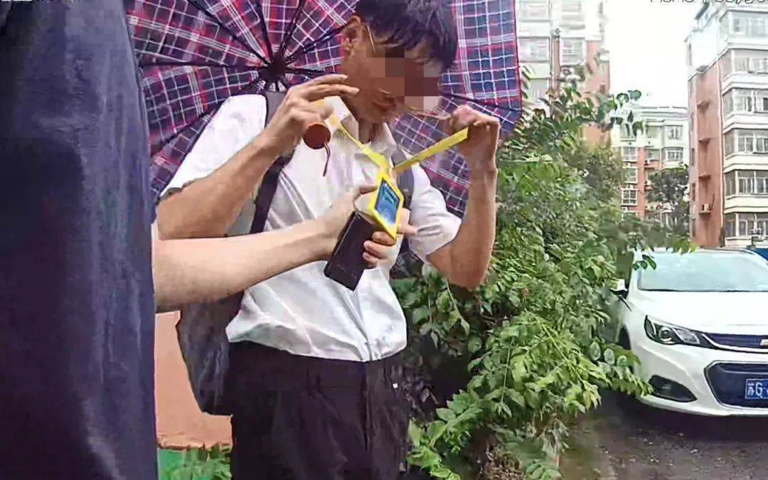 皇冠体育App下载_孙大妈取了13万现金皇冠体育App下载,准备交给“证券公司”业务员……