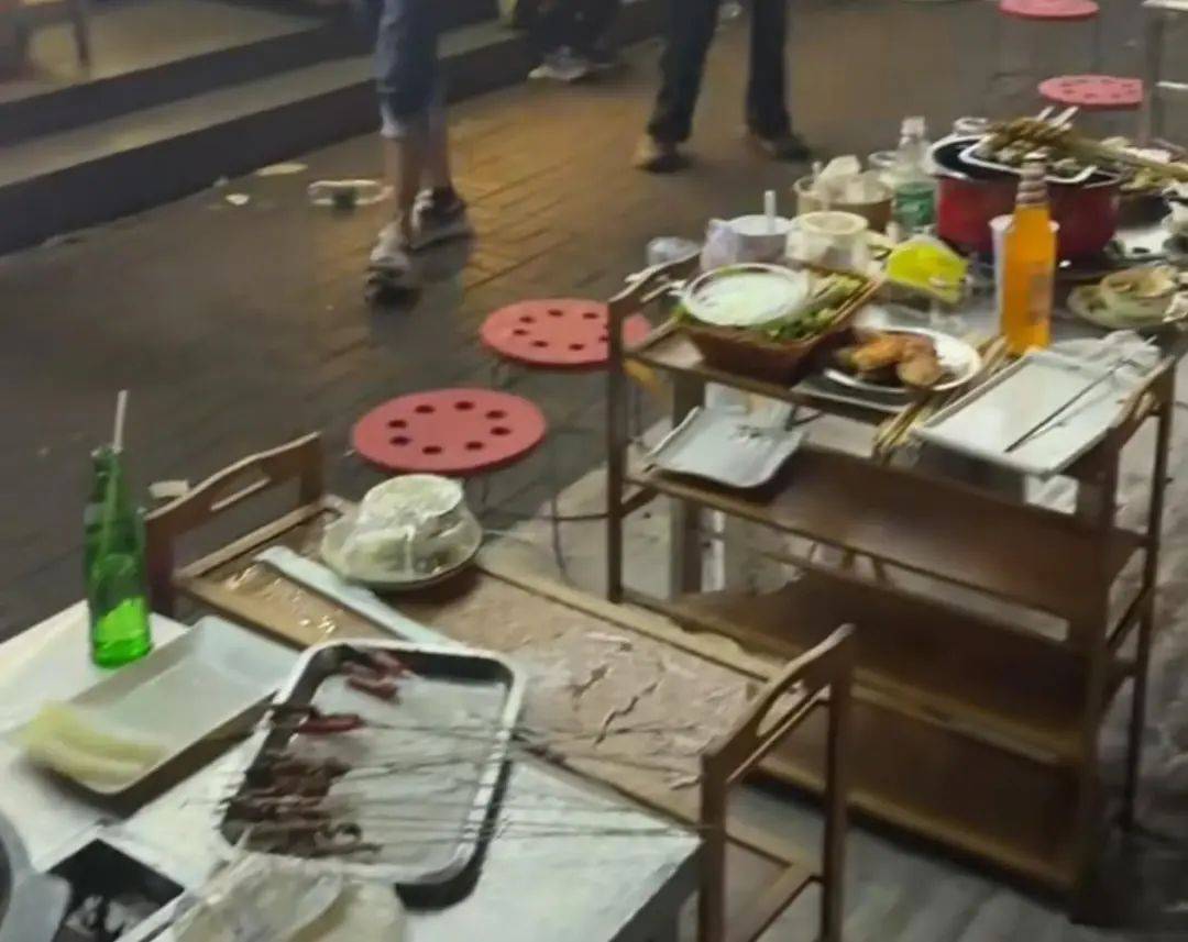 葡萄牙甲组联赛_多人烧烤店外用餐遭楼上住户泼洒不明液体葡萄牙甲组联赛,警方介入