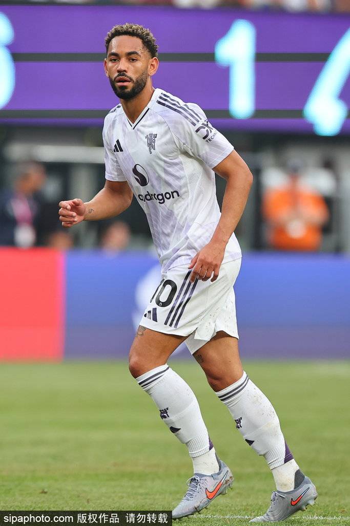 皇冠信用网在线注册_安东尼与曼联新援的私人聚会:离队传闻中的关键一幕