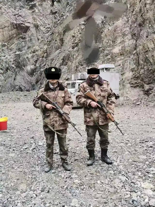 皇冠信用代理_首次曝光!解放军缴获印度英萨斯步枪合影皇冠信用代理,用起来像垃圾!