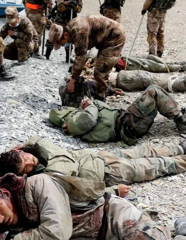 皇冠信用代理_首次曝光!解放军缴获印度英萨斯步枪合影皇冠信用代理,用起来像垃圾!