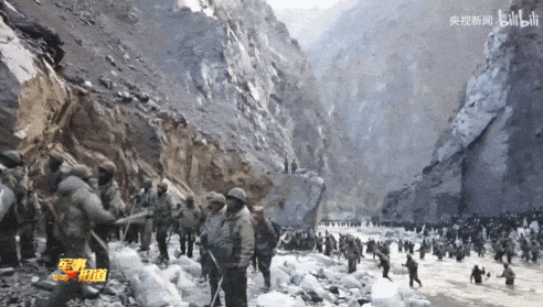 皇冠信用代理_首次曝光!解放军缴获印度英萨斯步枪合影皇冠信用代理,用起来像垃圾!