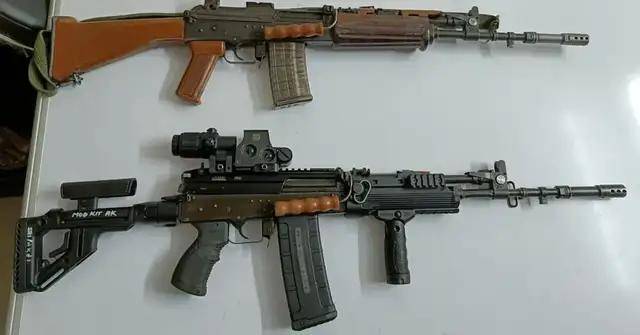 皇冠信用代理_首次曝光!解放军缴获印度英萨斯步枪合影皇冠信用代理,用起来像垃圾!