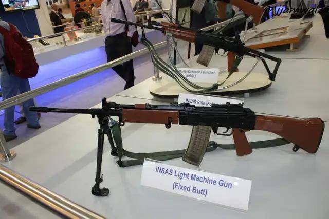 皇冠信用代理_首次曝光!解放军缴获印度英萨斯步枪合影皇冠信用代理,用起来像垃圾!