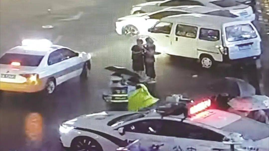 皇冠登一登二登三区别_事发长春动植物公园!执勤交警被监控拍到皇冠登一登二登三区别,网友纷纷点赞!