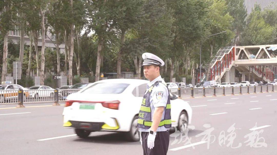 皇冠登一登二登三区别_事发长春动植物公园!执勤交警被监控拍到皇冠登一登二登三区别,网友纷纷点赞!