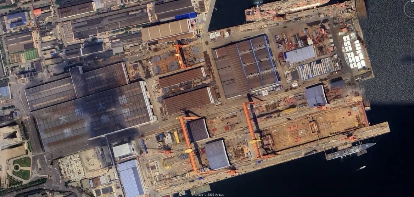 体育皇冠信用网_中国004型核航母初露真容体育皇冠信用网,42米宽300米长,排水量或超11万吨?