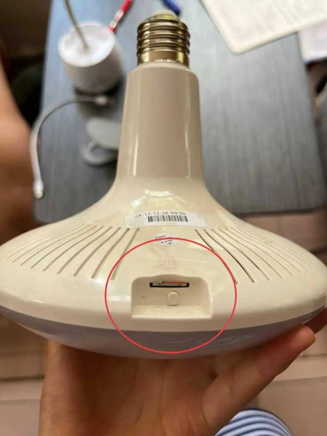 信用网怎么注册_女租客在停电后发现伪装成灯泡的隐蔽摄像头信用网怎么注册，房东希望退租，并愿退还剩余三个月的租金，警方立案调查