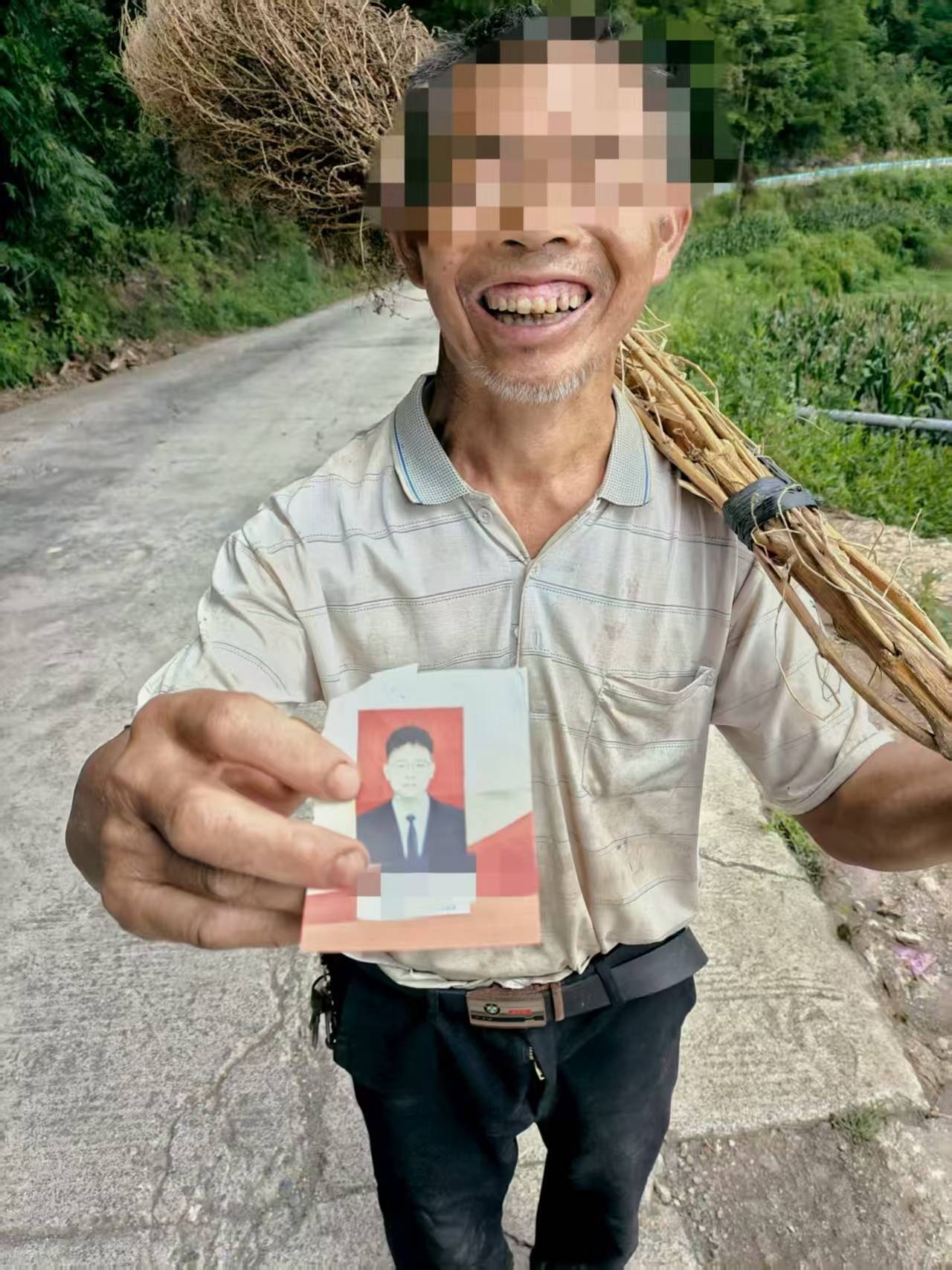 皇冠信用網开户
_贵州老伯捡到00后村官丢弃旧照皇冠信用網开户
,误以为重要资料怀揣一月等送还,当事人:超感动