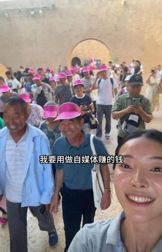 皇冠信用网代理
_河南27岁女孩带村里46名老人游郑州皇冠信用网代理
,村民:她人品相当好,大家都很信任她