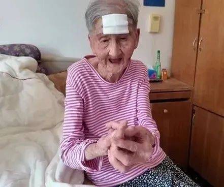 捷克甲组联赛
_太突然!上海98岁阿婆拿起剪刀捷克甲组联赛
,一把剪掉头上的“角”!网友:对自己够狠