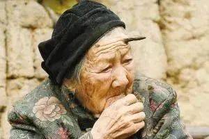 捷克甲组联赛
_太突然!上海98岁阿婆拿起剪刀捷克甲组联赛
,一把剪掉头上的“角”!网友:对自己够狠