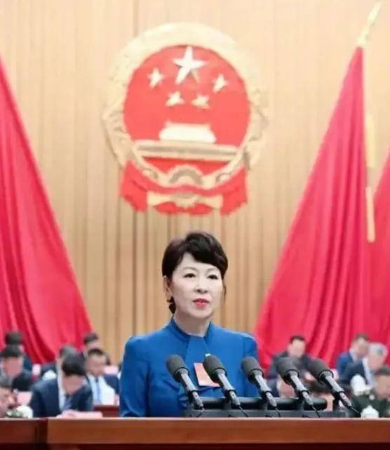 艾里斯vs阿波罗利马素尔
_“换装主席”王莉霞的堕落:从光鲜人设到腐败深渊