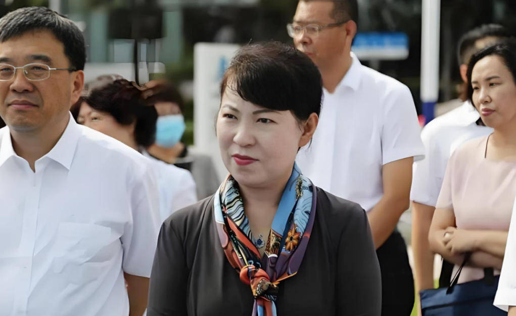 艾里斯vs阿波罗利马素尔
_“换装主席”王莉霞的堕落:从光鲜人设到腐败深渊