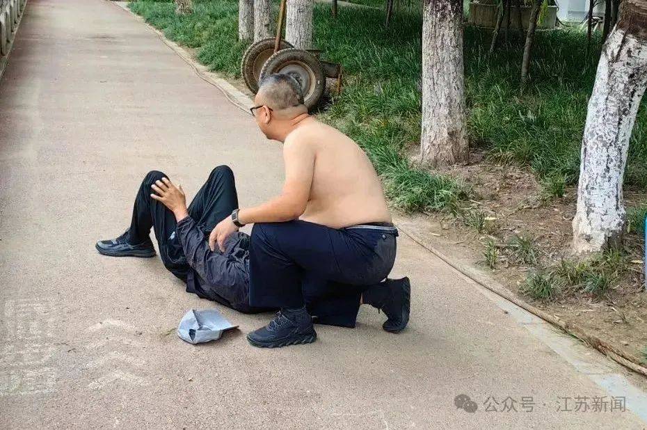 斯洛伐克超级联赛
_石家庄一公安局副局长“赤膊上阵”斯洛伐克超级联赛
,扑倒诈骗分子