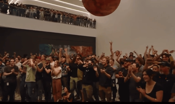 迈阿密国际vs芝加哥火焰_这次没有空中爆炸!1个小时飞越半个地球迈阿密国际vs芝加哥火焰,马斯克星舰终于成功了,现场欢呼声、鼓掌声响成一片