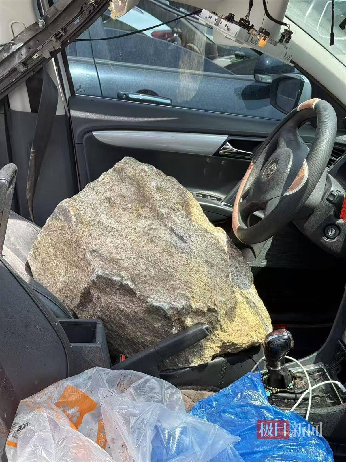 皇冠登3管理出租_一家四口自驾遇落石36岁男子被砸身亡皇冠登3管理出租，两天后是他小女儿2周岁生日，死者父母：再也见不到儿子儿媳一同回家