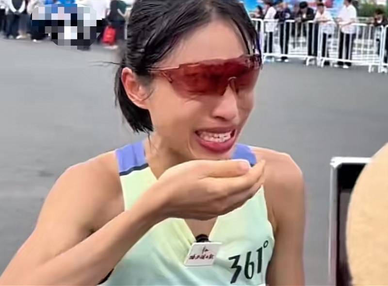 哥斯达黎加甲组联赛_丈夫回应“最快女护士”哭诉调休难:她太激动未完整表达想法