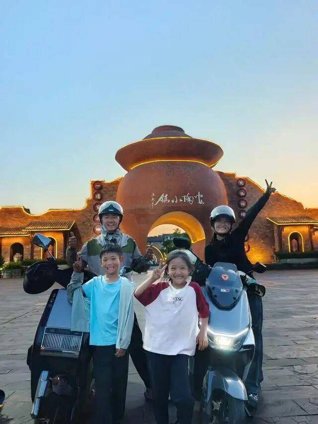 瑟兰vs奥林匹克查内尔_骑电瓶车带两娃跨越2000公里!安徽一家四口17天抵达成都瑟兰vs奥林匹克查内尔,本人回应:用喜爱的方式带孩子看世界