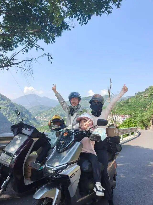 瑟兰vs奥林匹克查内尔_骑电瓶车带两娃跨越2000公里!安徽一家四口17天抵达成都瑟兰vs奥林匹克查内尔,本人回应:用喜爱的方式带孩子看世界