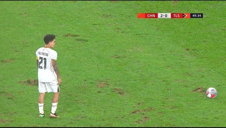 高纳vs泽德_马德兴评U22国足比赛场地:能用吗高纳vs泽德?这种场地联赛都没考验过