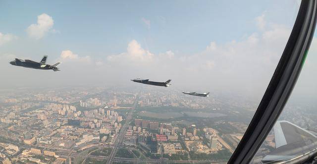 木浦vs杨平_中国军队五型隐身战机首次天安门“同框”