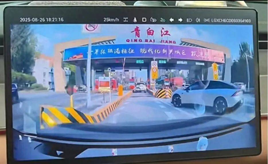 摩顿城精英 vs 伊斯特恩沙伯_高速出口被蹭ETC摩顿城精英 vs 伊斯特恩沙伯,车主直接撞上去!责任怎么算?