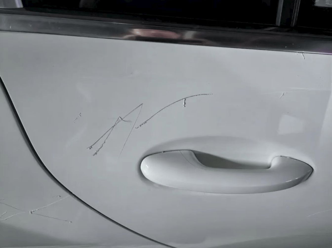 波兰vs芬兰_女子用铁片将邻居奔驰车划开数个口子波兰vs芬兰,被采取刑事强制措施 双方曾因车门磕碰发生口角