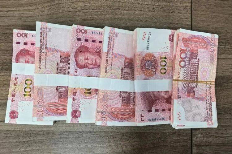 皇冠信用网怎么注册_路边发现可疑包裹皇冠信用网怎么注册,一男子鬼鬼祟祟……民警打开后惊呆了