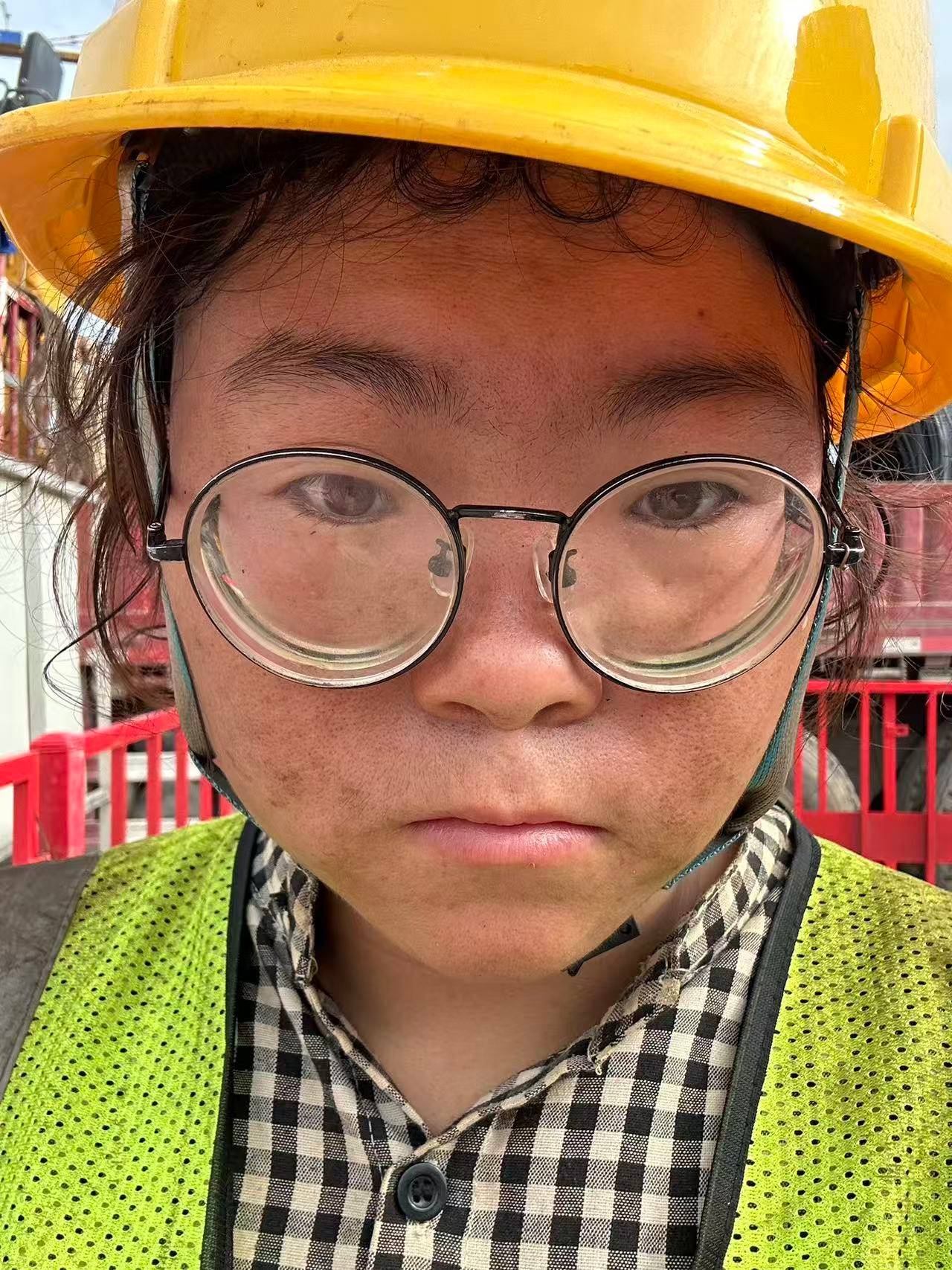 皇冠信用需要押金吗_00后女孩工地绑钢筋5年成家里经济支柱：汗水流进眼睛特别疼皇冠信用需要押金吗，工友让我干轻松的活