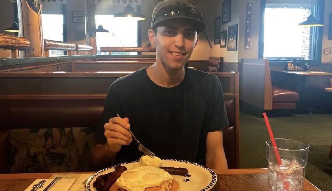 皇冠信用网出租_柯克遭枪杀后其妻子首次发表讲话皇冠信用网出租，一度哽咽；人证物证公布，家人称嫌疑人近年热衷政治