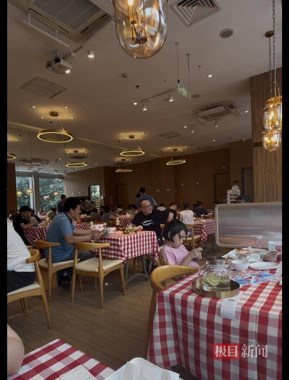 皇冠信用盘会员开户_实探罗永浩就餐的西贝门店:40余桌基本坐满皇冠信用盘会员开户,老罗包间上午10点就被预定,有顾客大喊“特意来支持贾总”