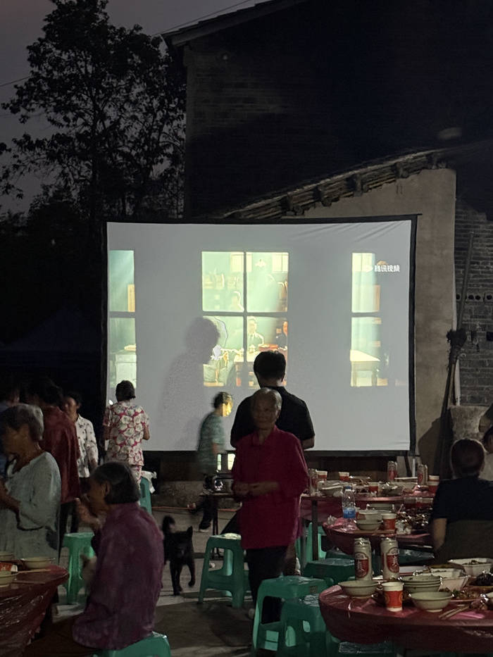 皇冠代理註冊_22岁绝症女孩宴请全村看电影皇冠代理註冊,哽咽嘱托村民:“我走后,请替我关照父母”