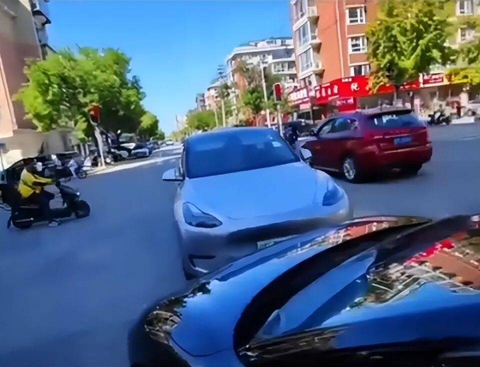 皇冠信用網代理_十字路口两车“顶牛”引发拥堵皇冠信用網代理,其中一司机自称公安!丹东公安回应→