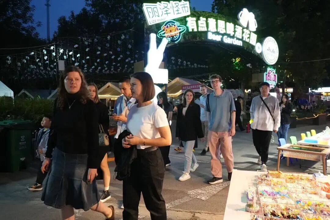 皇冠足球平台代理_2025丰台·学子回家 | “洋学子”邂逅丰台“烟火气”皇冠足球平台代理！丰台群众音乐盛典暨学子回家圆梦音乐会激活城市青春活力——