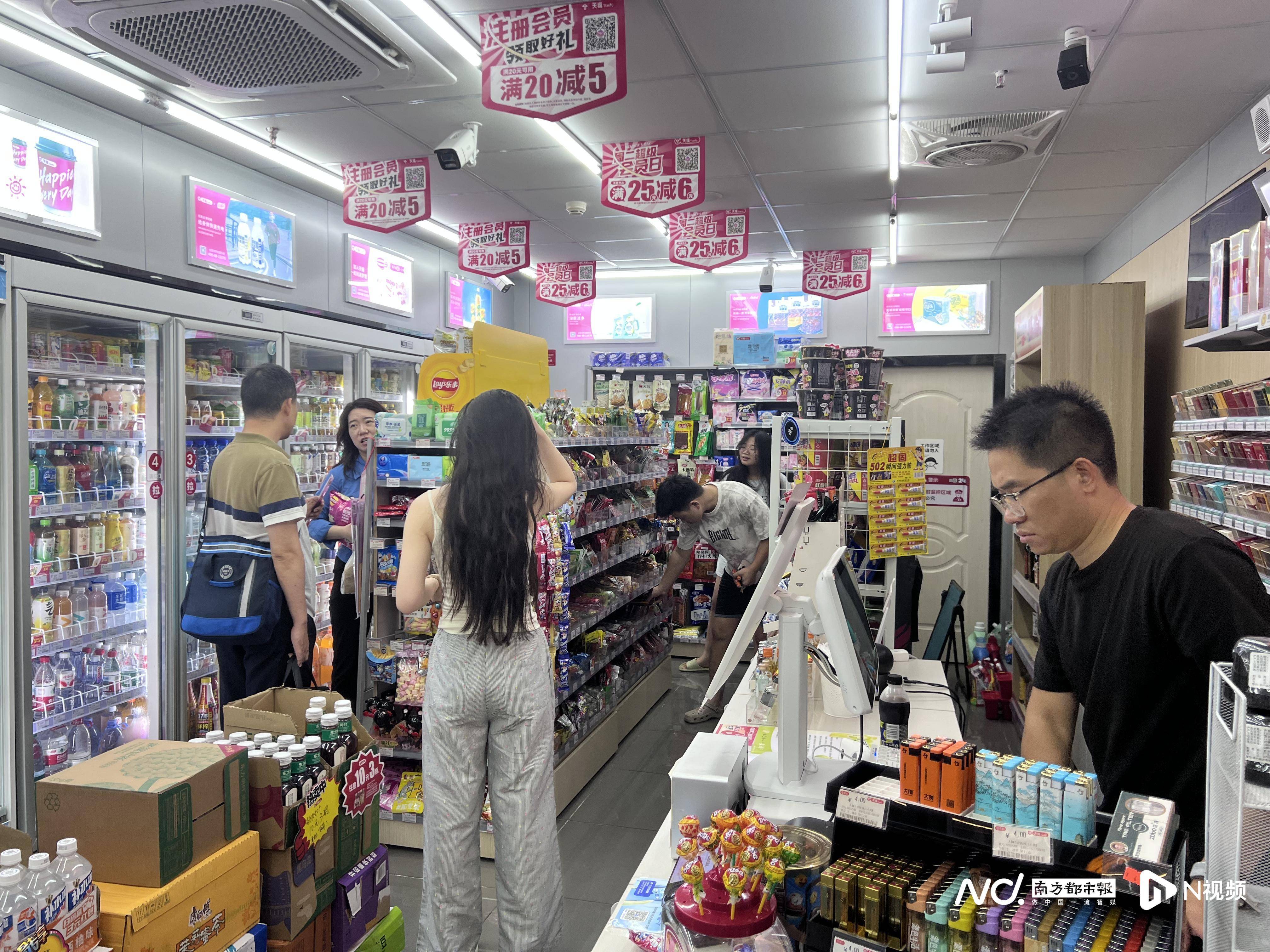 皇冠信用網出租足球_佛山官宣解除“五停”后两小时内皇冠信用網出租足球，我们在街头看见