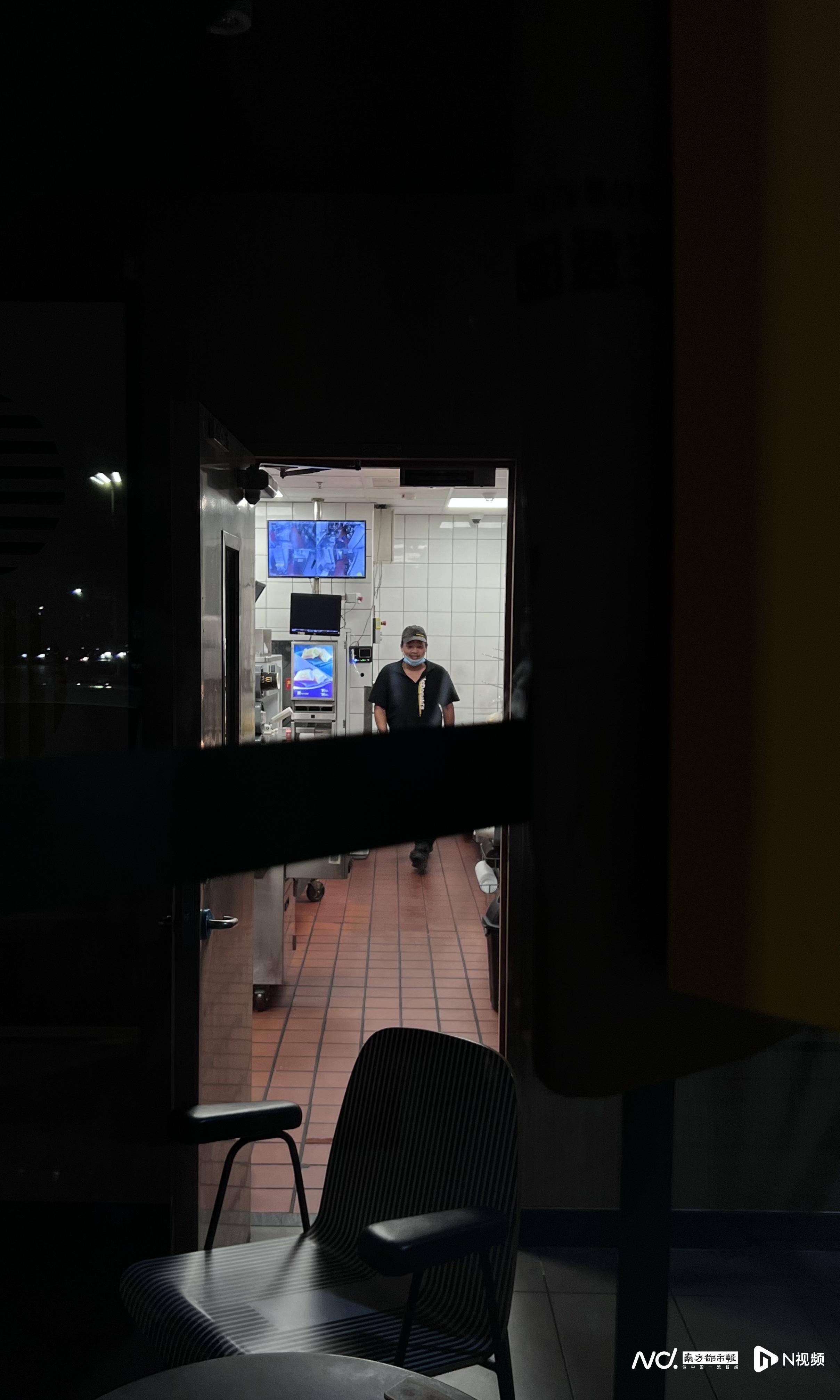 皇冠信用網出租足球_佛山官宣解除“五停”后两小时内皇冠信用網出租足球，我们在街头看见