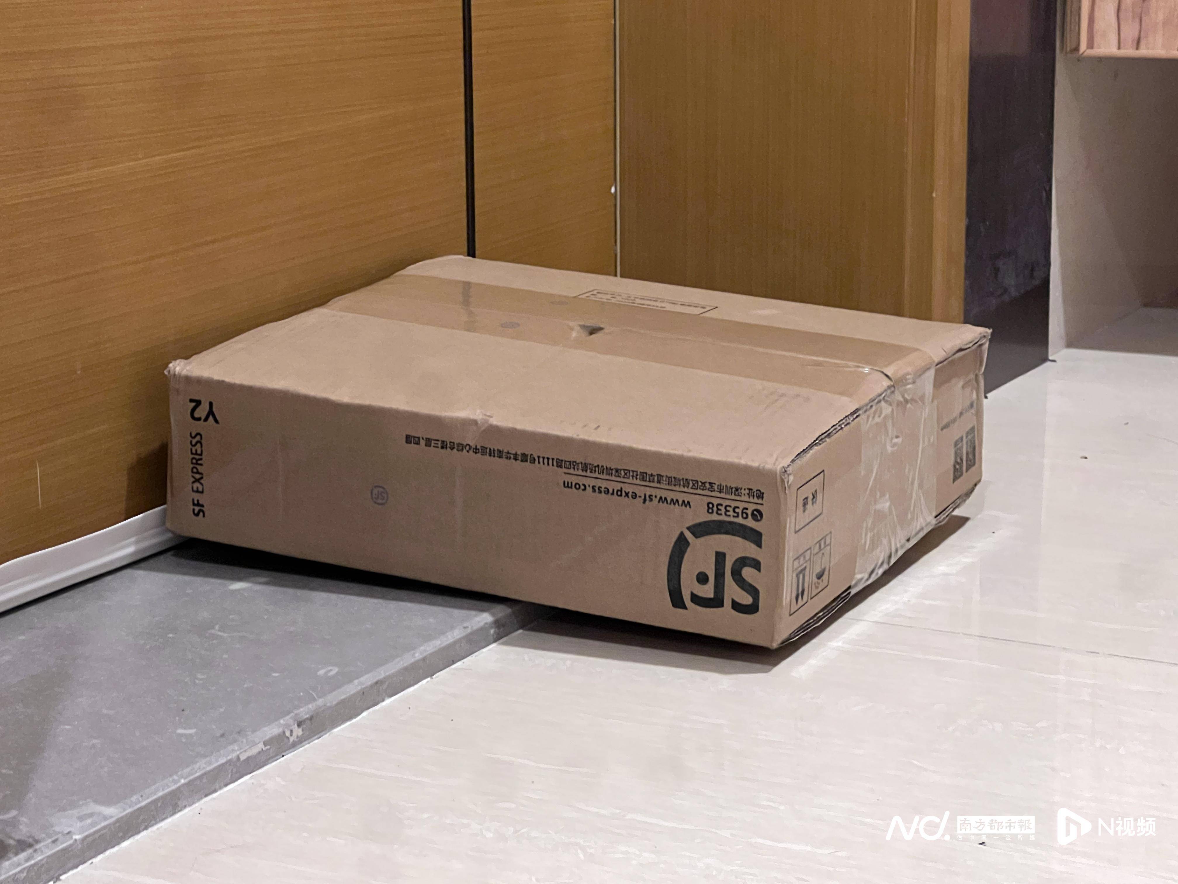 皇冠信用網出租足球_佛山官宣解除“五停”后两小时内皇冠信用網出租足球，我们在街头看见