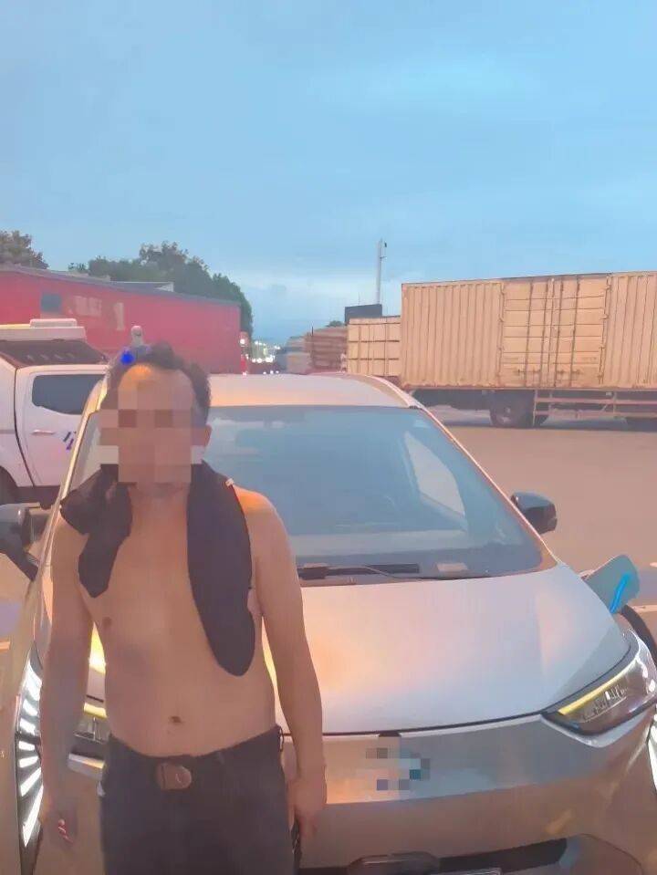 皇冠皇冠信用平台_这是高速啊！新能源汽车突然没电皇冠皇冠信用平台，司机蛮力推行2公里…