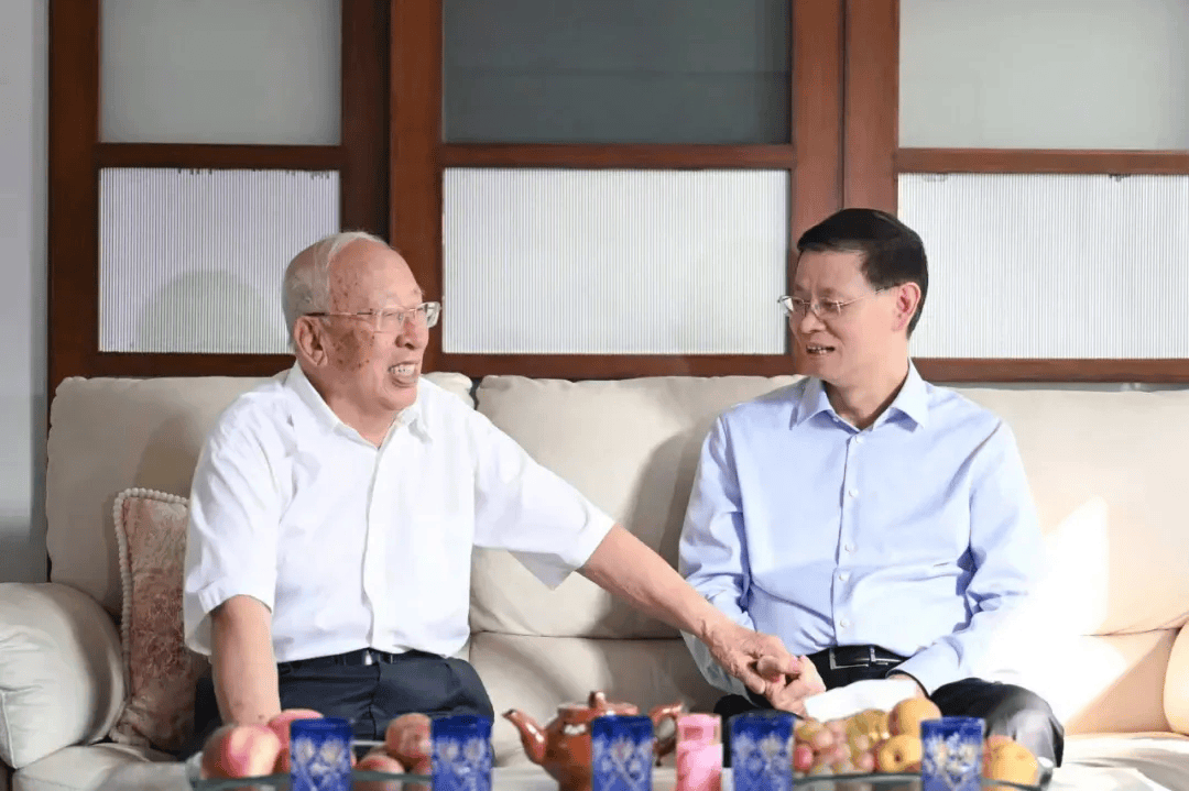 皇冠信用網平台_许昆林看望慰问正省级老同志