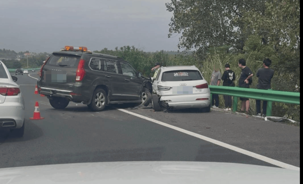 如何注册皇冠足球代理_“司机像没意识了一样！”男子称SUV在高速上慢行、撞上石墩也不停如何注册皇冠足球代理，交警：司机目前无生命危险